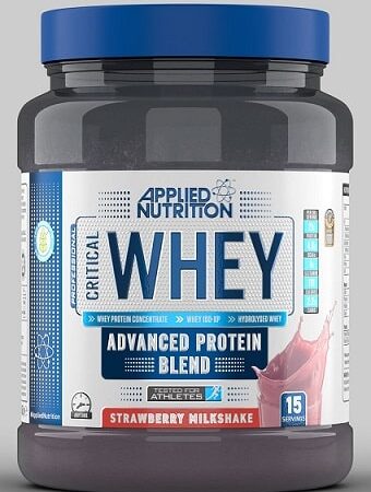 Pot de whey protéine goût fraise.