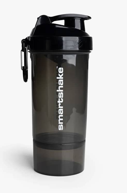 Shaker de sport noir Smartshake pour boisson protéinée.
