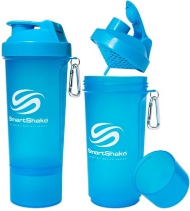 Shaker bleu SmartShake pour boissons sportives.
