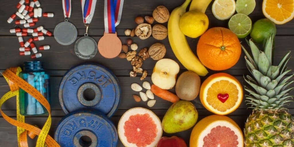 Objets de sport, médailles, fruits et compléments alimentaires.