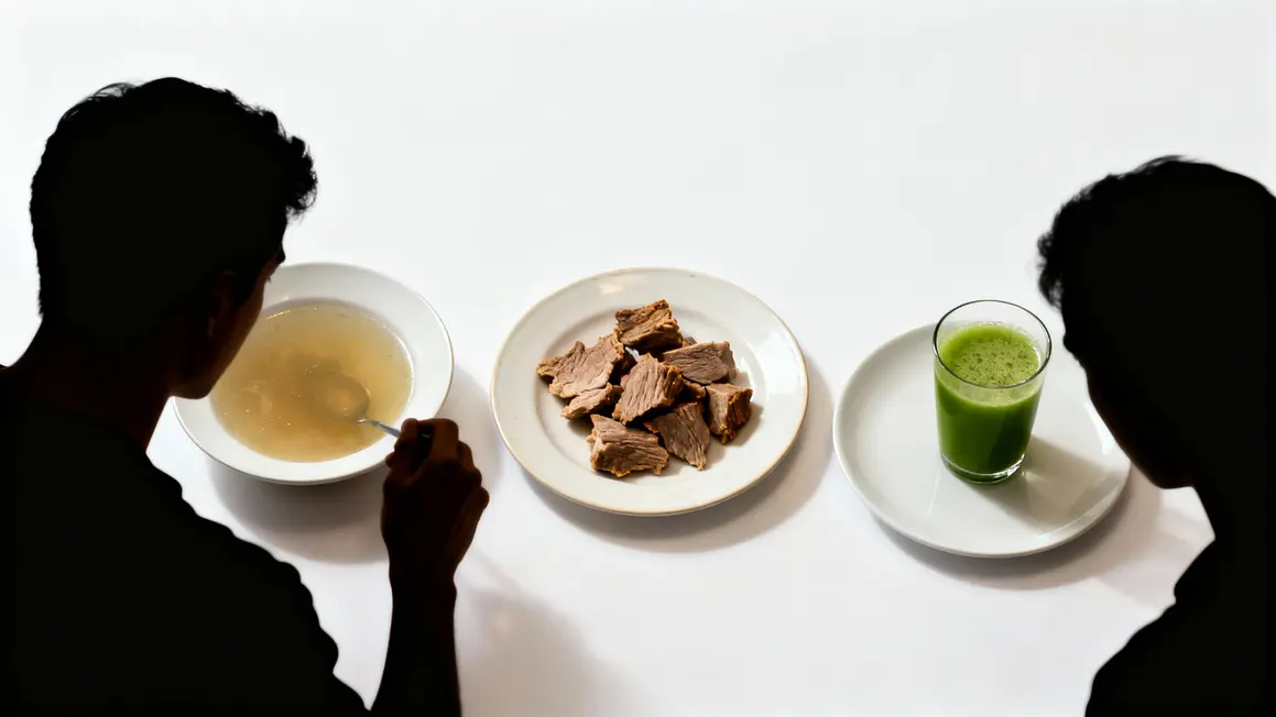 Trois assiettes, soupe, viande, jus vert, régimes extrêmes